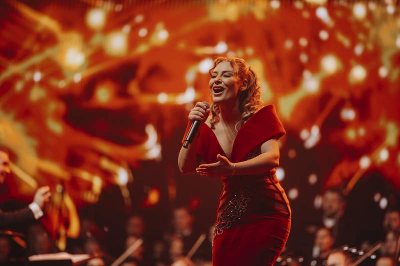Soprana Irina Baianț a impresionat BT Arena cu un concert elegant, intens și profund emoționant: Illuminarium Christmas Legacy - Radio Vacanța