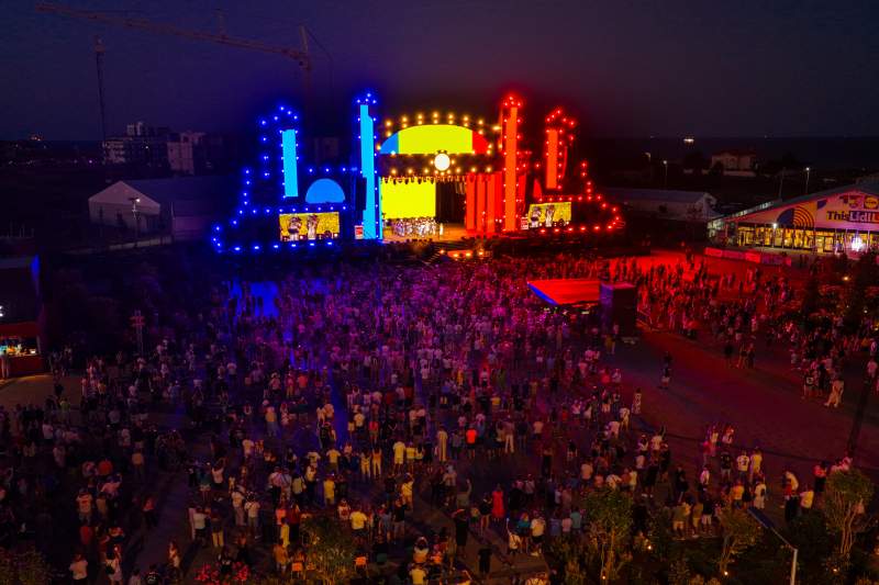 Dan Negru, Irina Baianț și Fanfara Reprezentativă a Forțelor Navale au celebrat Ziua Imnului Național la NIBIRU, în fața a 25.000 de oameni - Kanal D Romania