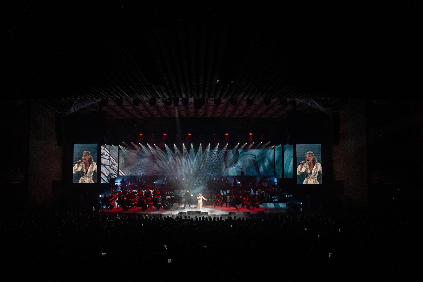 Soprana Irina Baiant a umplut Sala Palatului cu emoție, lumină și aplauze la Illuminarium Echo, concert crossover