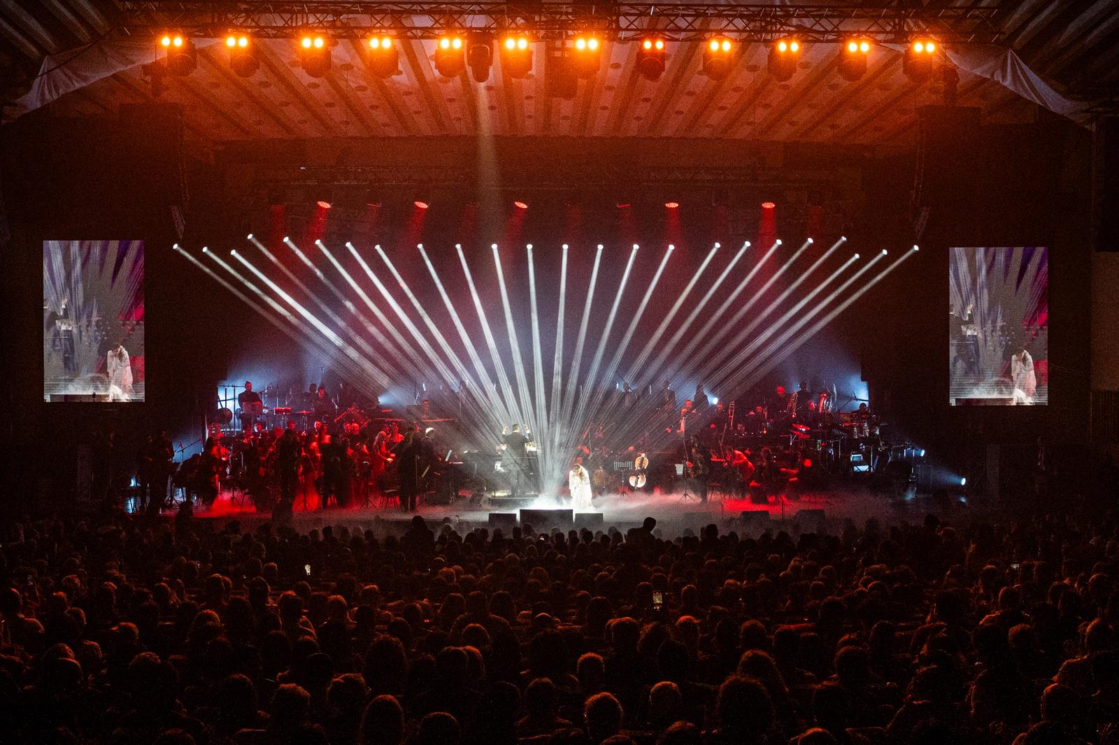 Soprana Irina Baiant a umplut Sala Palatului cu emoție, lumină și aplauze la Illuminarium Echo, concert crossover