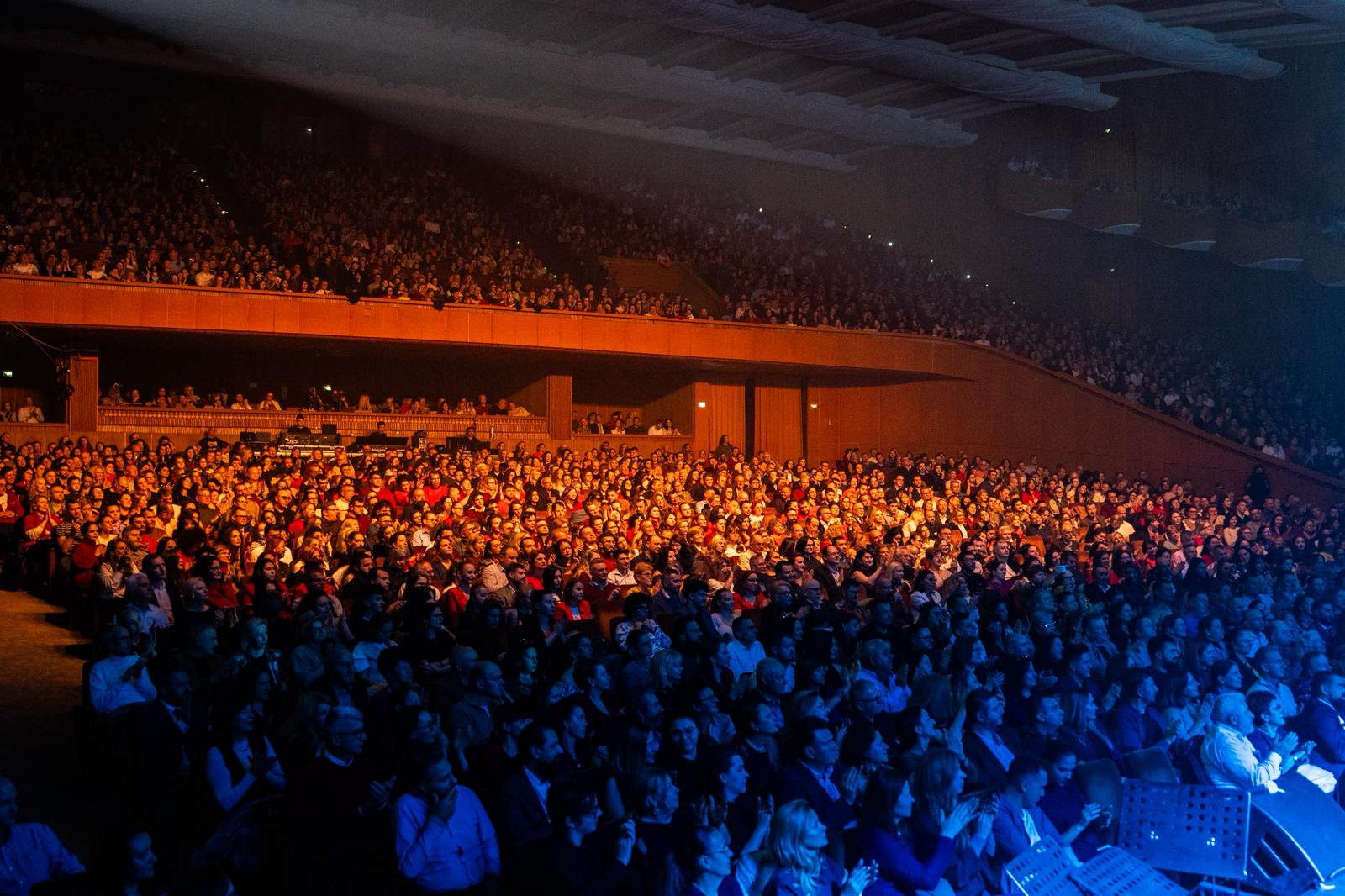 Soprana Irina Baiant a umplut Sala Palatului cu emoție, lumină și aplauze la Illuminarium Echo, concert crossover