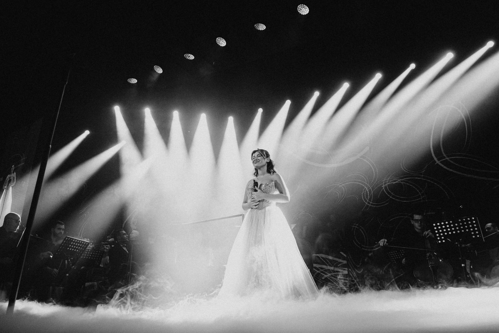 Soprana Irina Baiant a umplut Sala Palatului cu emoție, lumină și aplauze la Illuminarium Echo, concert crossover