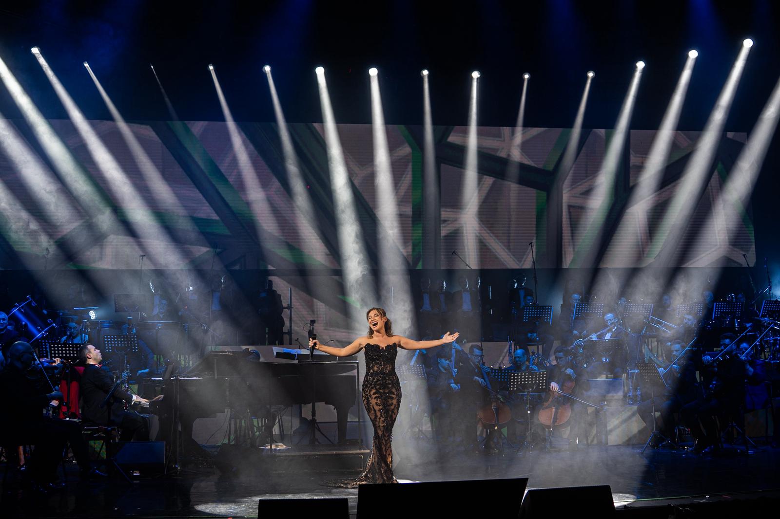 Soprana Irina Baiant a umplut Sala Palatului cu emoție, lumină și aplauze la Illuminarium Echo, concert crossover