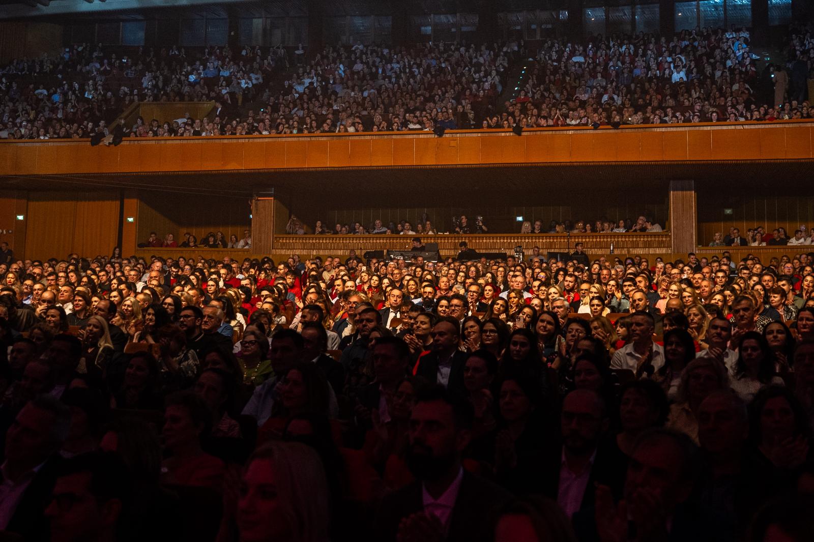 Soprana Irina Baiant a umplut Sala Palatului cu emoție, lumină și aplauze la Illuminarium Echo, concert crossover